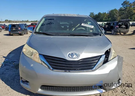 2011 Toyota Sienna Le z USA, uszkodzony, nr VIN 5TDKK3DC2BS128426